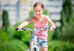 微笑女孩骑自行车