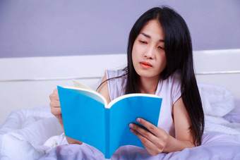 女人阅读书床上卧室首页