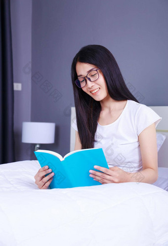 女人阅读书床上卧室首页