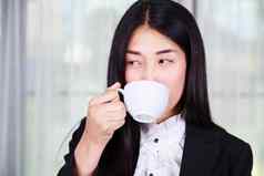 业务女人西装喝咖啡茶杯