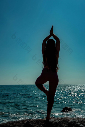 年轻的女人长头发健身教练运动服装紧身裤上衣伸展运动普拉提瑜伽席海阳光明媚的一天女健身瑜伽例程概念