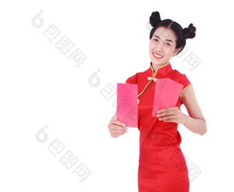 <strong>女人</strong>穿<strong>旗袍旗袍</strong>给红色的信封概念快乐中国人一年孤立的白色背景