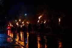晚上火炬明亮的火炬灯街道晚上城市集团抗议者