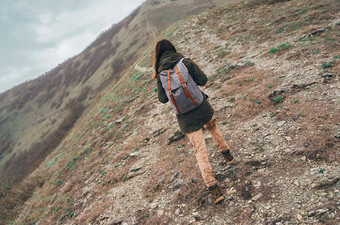 徒步旅行者女人走山