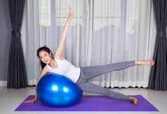 女人瑜伽锻炼健身球