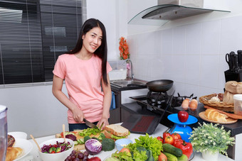 女人烹饪移动PC厨房房间