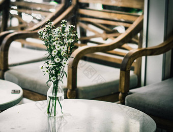 家具装饰空人咖啡馆酒吧餐厅复古的现代风格波检疫城市封锁木表格椅子玻璃花瓶洋甘菊咖啡商店室内设计