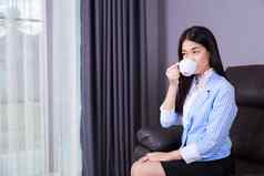 业务女人喝咖啡茶杯