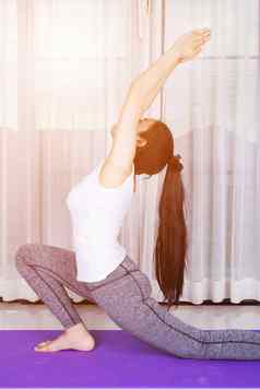 女人瑜伽锻炼孤立的白色背景