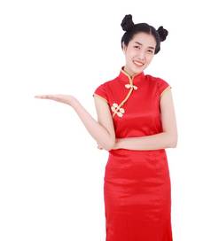 女人穿红色的旗袍开放手棕榈概念快乐中国人一年
