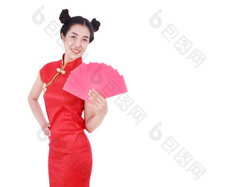 女人穿旗袍持有红色的信封概念快乐中国人一年孤立的白色背景