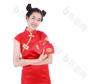 女人穿旗袍持有红色的信封概念快乐中国人一年孤立的白色背景