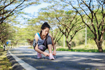 运动女人系鞋带听<strong>音乐</strong>耳机智能手机公园