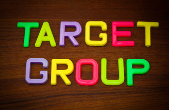目标集团色彩斑斓的玩具信木背景