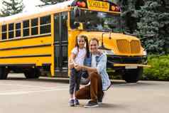 女孩父亲回来学校学校公共汽车