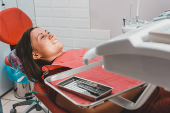 年轻的女人准备牙科检查牙医病人坐着牙科椅子快乐病人牙科椅子