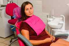 年轻的女人准备牙科检查牙医病人坐着牙科椅子
