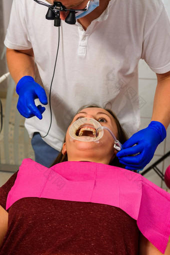 牙医准备病人过程凶悍的人删除超声波嘴唇病人的牵开器