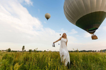 令人惊异的视图女人空气气球艺术图片美世界感觉完整的自由