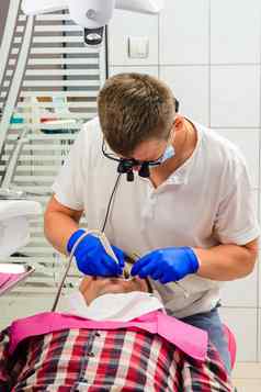 牙医诊所凶悍的人删除过程牙医双筒望远镜删除凶悍的人病人的口