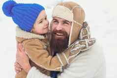 冬天父亲儿子玩户外爸爸男孩微笑拥抱快乐儿子拥抱爸爸冬天假期