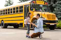 女孩父亲回来学校学校公共汽车