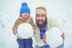 冬天父亲儿子玩户外快乐孩子玩雪球白色冬天背景