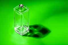 香水玻璃瓶光绿色背景水厕所
