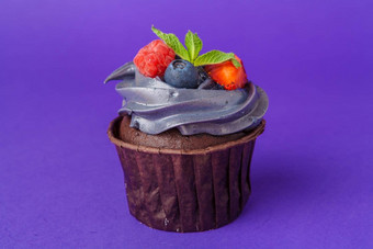 美丽的蛋糕饱和黑暗紫色的背景