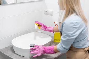 做家务国内生活方式女人家务浴室首页清洁洗盆地利用喷雾洗涤剂