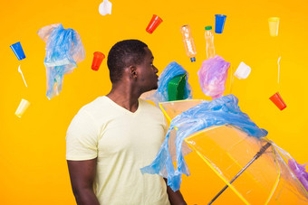 世界环境一天塑料回收问题环境灾难概念惊讶非洲美国男人。垃圾黄色的背景