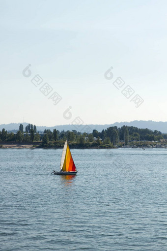 色彩斑斓的帆船哥伦比亚河
