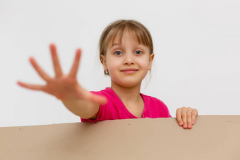 快乐的孩子坐在内部邮件盒子头女孩开业后corton盒子婴儿到达房子邮政包裹肖像孩子蓝色的眼睛