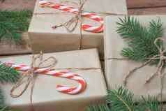 圣诞节礼物礼物盒子包装卡夫纸装饰冷杉分支乡村木背景