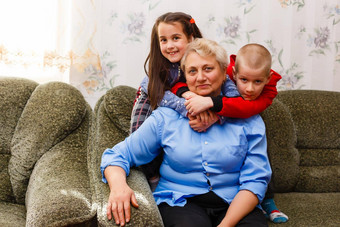 种植成人微笑孙子拥抱上了年纪的祖母很高兴失踪访问爱的亲戚享受沟通拥抱象征连接爱支持概念