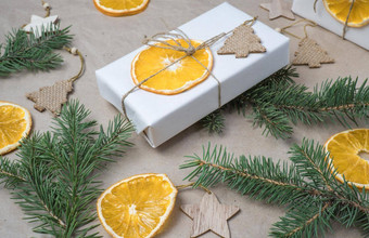 一年的作文特写镜头礼物盒子干橙色橙色片冷杉<strong>分支</strong>机构舒适的圣诞节概念