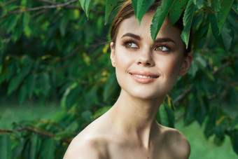 漂亮的女人绿色叶子清洁皮肤自然夏天生活方式