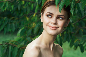 微笑女人美容自然绿色叶子魅力模型