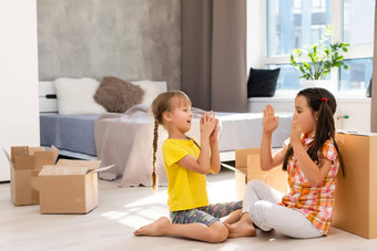 兴奋有趣的孩子们女孩运行内部奢侈品大现代房子移动一天可爱的孩子们进入探索首页快乐年轻的家庭购买真正的房地产