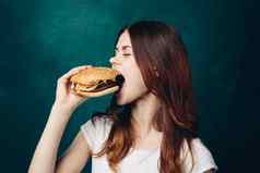 快乐的女人吃汉堡零食特写镜头生活方式