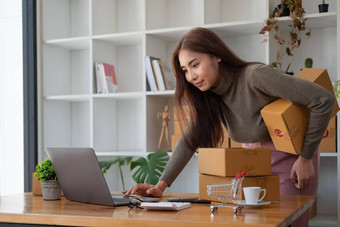 开始小业务企业家锻造自由肖像年轻的女人工作首页办公室盒子智能手机移动PC在线市场营销包装交付锻造电子商务概念