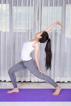 女人瑜伽锻炼孤立的白色背景