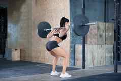 后照片女人提升重量工作杠铃健身房