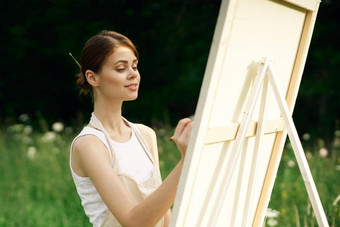 女人艺术家油漆<strong>图片</strong>画架在户外景观有创意的