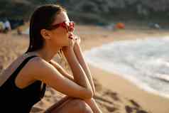 女人黑色的泳衣海滩海夏天假期