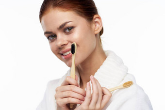 快乐的女人白色外套牙刷牙科健康卫生