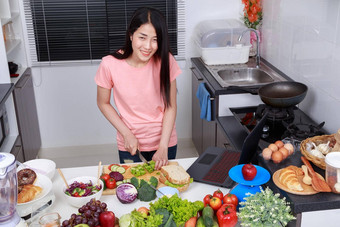 女人烹饪移动PC厨房房间