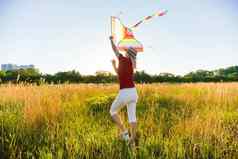 肖像年轻的无忧无虑的女人启动风筝格林菲尔德概念活跃的生活方式自然