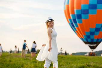 令人惊异的视图女人空气气球艺术图片美世界感觉完整的自由