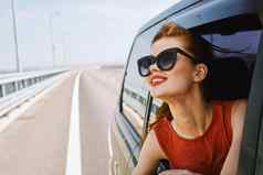 女人车窗口穿太阳镜旅行生活方式